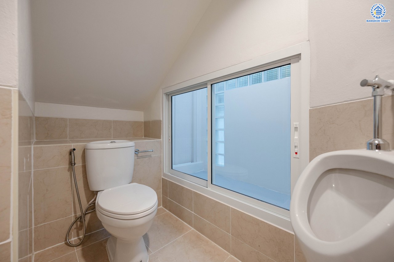 บ้านมือสองตกแต่งใหม่ โครงการ โนเบิลวานา ปิ่นเกล้า1 บ้านเดี่ยวหลังใหญ่ เนื้อที่ 65.6 ตร.ว. พื้นที่ใช้สอย 206.4 ตร.ม. ฟังก์ชัน 3 ห้องนอน 3 ห้องน้ำ 2 ห้องอเนกประสงค์  1 ห้องแม่บ้าน จอดรถได้ 2 คัน บนสุดยอดทำเลเดินทางสะดวก หน้าโครงการติดถนนใหญ่บรมราชชนนี ใกล้ทางคู่ขนานลอยฟ้าบรมราชชนนี ม.มหิดล เซ็นทรัลศาลายา และรายล้อมด้วยสิ่งอำนวยความสะดวกครบ...